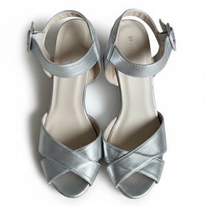 New Benjamin Walk Touch Ups Wedge Sandals Silver Shoes Holiday Party Cocktail 9